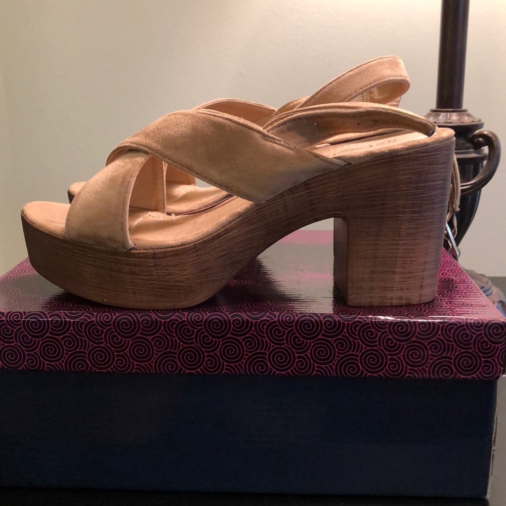 Tan platform sandals - Picture 1 of 4
